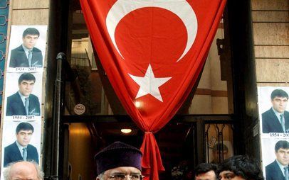 ISTANBUL – De Armeense patriarch Mesrob Mutafyan condoleerde zondag in Istanbul de nabestaanden van de Turks Armeense journalist Hrant Dink. De journalist werd vrijdag vermoord. De dader is inmiddels opgepakt. Foto EPA