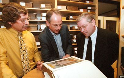 HAARLEM -Tijdens een discussie over de Nieuwe Vertaling van 1951 werd even geposeerd bij de unieke collectie oude Bijbels die het Nederlands Bijbelgenootschap (NBG) bezit. V.l.n.r. drs. R. Scholma, dr. A. J. van den Berg en ds. A. Vlietstra. - Foto Paul(D