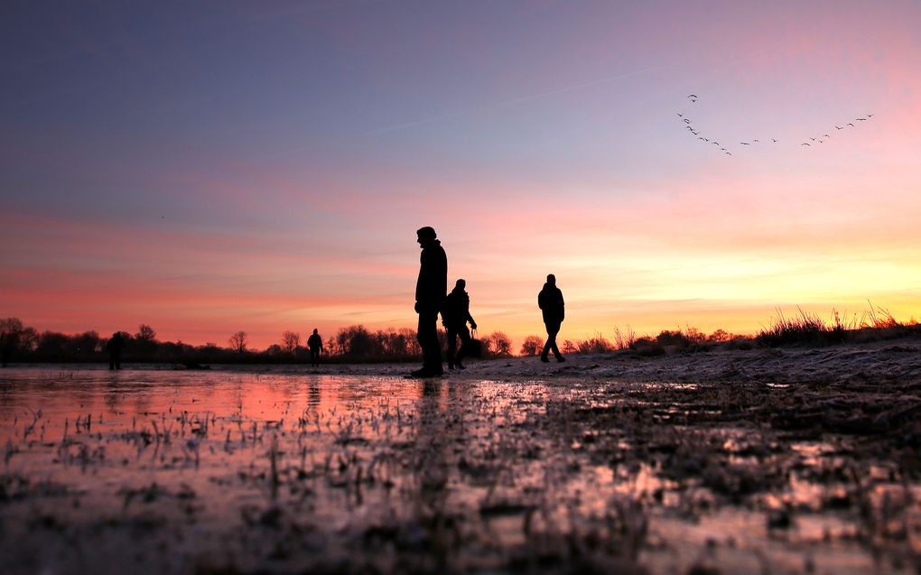 Schaatsers wagen zich op het natuurijs dat zich na de eerste lichte vorst gevormd heeft op het water in de Ryptsjerkerpolder. Deze plek in Friesland is traditioneel een van de eerste plekken waar op natuurijs geschaatst wordt. beeld ANP, Catrinus van der Veen