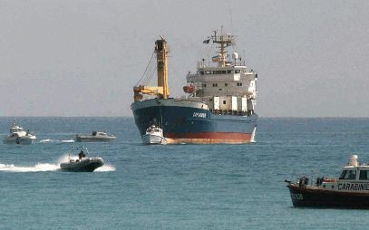 PORTO EMPEDOCLE - Patrouilleboten van de Italiaanse kustwacht houden een schip van de Duitse hulporganisatie Cap Anamur voor de haven van Porto Empedocle nauwlettend in de gaten. ItaliÃ« weigert het schip, waarop zich 37 Afrikaanse asielzoekers -voornamel