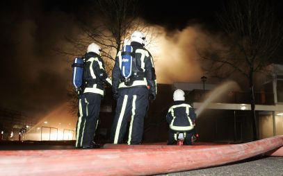 GELDROP - In een sporthal in wijk de Coevering in het Brabantse Geldrop is dinsdagmorgen brand uitgebroken. De brandweer bestrijdt het vuur met groot materieel. De brand gaat gepaard met een enorme rookontwikkeling. De politie reed met geluidswagens rond 