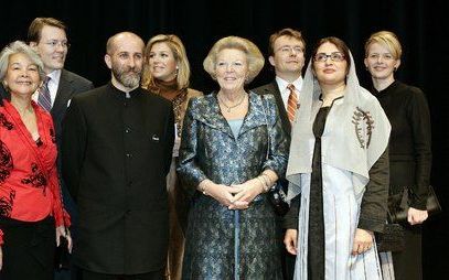 In het muziekgebouw aan het IJ in Amsterdam heeft Prins Friso de Prins Claus uitgereikt aan de Iraanse grafisch ontwerper Reza Abedini. VLNR: prinses Laurentien, Gonçalves-Ho Kang You, voorzitter Prins Claus Fonds, prins Constantijn, Reza Abedini, prinses