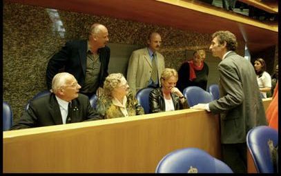 RosenmÃ¶ller spreekt met ouders en echtgenote van de overleden Harrewijn. - Foto RD, Henk Visscher