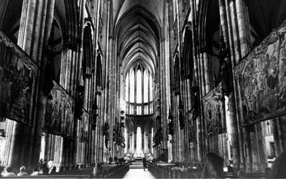 KEULEN â€“ Zou de domkerk van Keulen als museum aan een openbare stichting worden overgedaan, dan kan de Rooms-Katholieke Kerk rekenen op een bedrag van zo’n slordige 560 miljoen gulden. - Foto RD