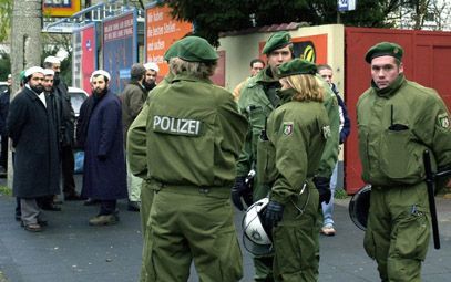 KEULEN â€“ Duitse agenten houden in Keulen leden van de ”Kalifaatsstaat” op afstand. De regering in Berlijn verbood gisteren de islamistische organisatie. De politie deed vervolgens op een groot aantal plaatsen invallen en legde beslag op de tegoeden van 