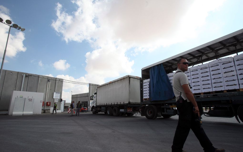 Trucks met hulpgoederen bij de grens tussen zuid-Israel en het zuiden van de Gazastrook. Foto EPA