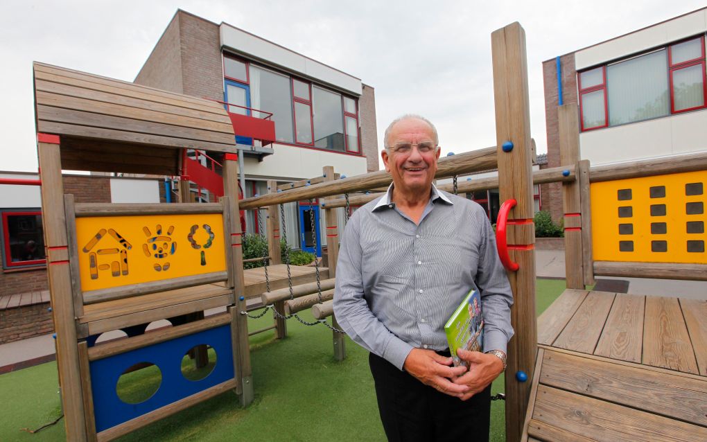 Ds. W. J. Gorissen op het plein van de Graaf Jan van Nassauschool in Gouda. ”Ik was niet zo'n lieverdje." Foto Martin Droog