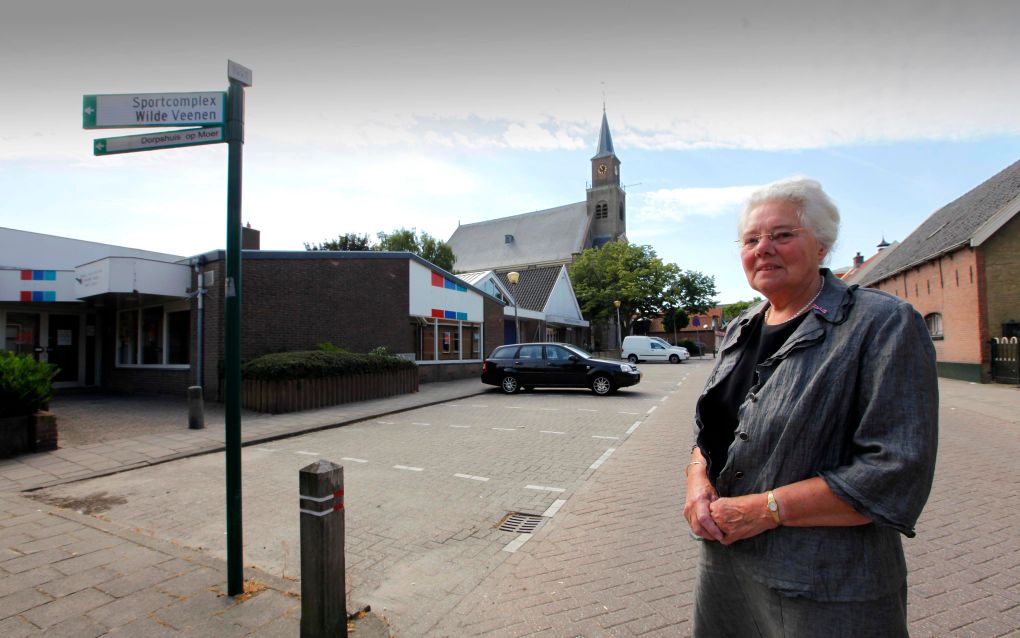 J. van Haaren-van der Spek op de Dorpsstraat in Moerkapelle. Op de plaats van de winkel links stond vroeger de school. Foto Martin Droog