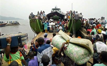 GISENYI - Congolezen proberen in de Rwandese stad Gisenyi aan boord van een boot te komen die hen terug moet brengen naar Goma. De Congolezen waren weggevlucht uit Goma nadat een deel van de stad door stromende lava als gevolg van een vulkaanuitbarsting w