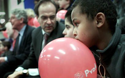 DELFT - In de openbare bibliotheek van Delft beantwoorden minister-president Kok en PvdA-fractieleider Melkert vragen van kinderen. De PvdA bezocht woensdag Delft in verband met de komende gemeenteraadsverkiezingen. - Foto ANP