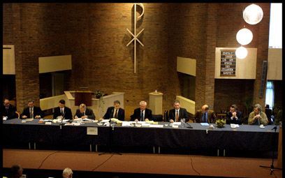 NUNSPEET - Het voltallige moderamen van de christelijke gereformeerde synode zit aan tafel met de leden van enkele deputaatschappen. - Foto RD, H. J. Visscher