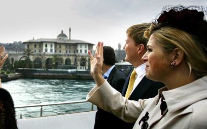 ISTANBUL – Koningin Beatrix, prins Willem Alexander en prinses Máxima maakten donderdag een boottocht over de rivier de Bosporus op de derde dag van het staatsbezoek aan Turkije. Vrijdag werd het bezoek afgesloten. Foto ANP