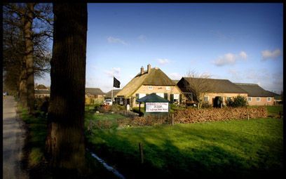 EPE - In mkz-tijd hing de vlag halfstok bij een boerderij in Epe. Voor de getroffen boeren brachten lezers van het Reformatorisch Dagblad en Terdege ruim 1 miljoen gulden bijeen. - Foto RD,(Henk(Visscher