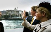 ISTANBUL – Koningin Beatrix, prins Willem Alexander en prinses Máxima maakten donderdag een boottocht over de rivier de Bosporus op de derde dag van het staatsbezoek aan Turkije. Vrijdag werd het bezoek afgesloten. Foto ANP