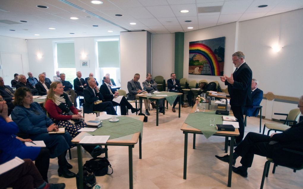 In Bodegraven hield het Contact Orgaan Gereformeerde Gezindte (COGG) donderdag zijn jaarlijkse conferentie. Een van de sprekers was ds. J.R. van Vugt (achter de katheder). beeld Henk Bouwman