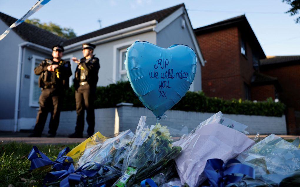 Een eerbetoon aan David Amess in de vorm van bloemen en een ballon, vlakbij de kerk waarin hij doodgestoken werd. beeld AFP, Tolga Akmen