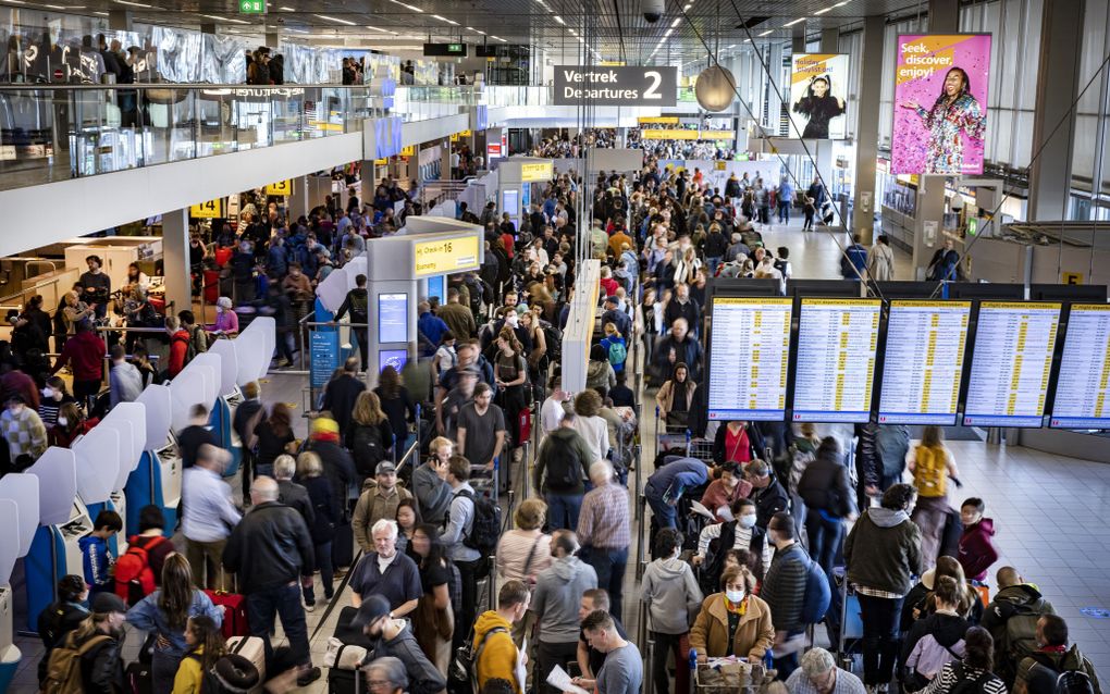 Reizigers in een vertrekhal van Schiphol. Onder het personeel van de KLM dat verantwoordelijk is voor het laden en lossen van onder meer de bagage is een wilde staking uitgebroken. Aanleiding voor de staking is dat KLM een deel van de werkzaamheden van het personeel uit wil gaan besteden een onafhankelijk afhandelingsbedrijf. beeld ANP, Ramon van Flymen