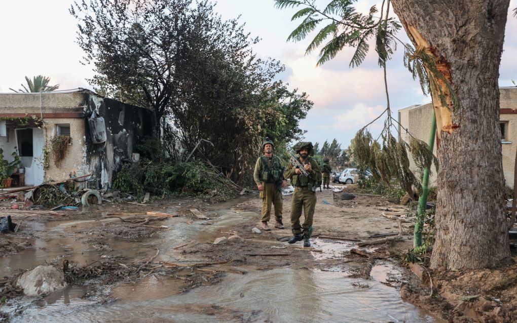 Israëlische troepen doorzoeken de plaats van een Palestijnse militante aanval in de Israëlische kibboets Kfar Aza. beeld GIL COHEN-MAGEN / AFP