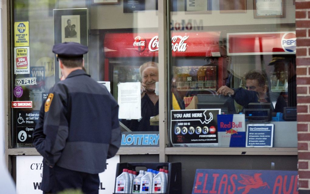 Een politieman houdt de omgeving van Times Square nauwlettend in de gaten. Foto EPA