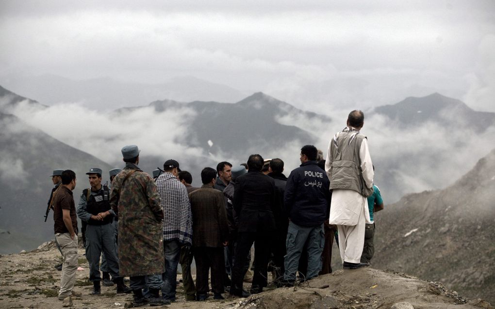 Afghaanse mannen werpen een blik op Kabul. Foto EPA