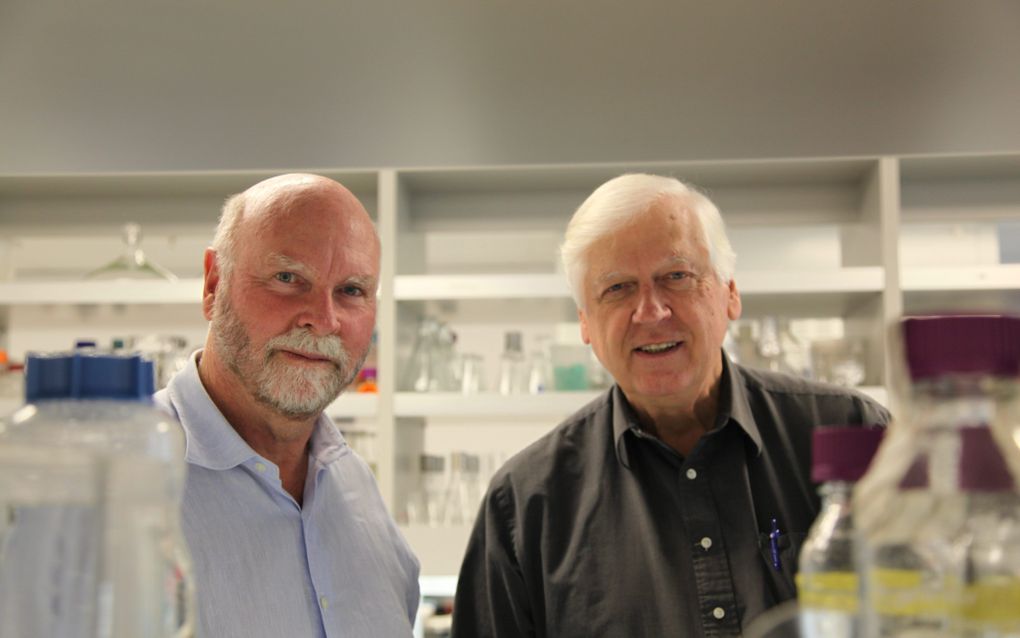 „Craig Venter (l.) en medeonderzoeker dr. Hamilton Smith in hun laboratorium. Vorige week meldden ze ”syntethisch leven” gemaakt te hebben. Foto EPA