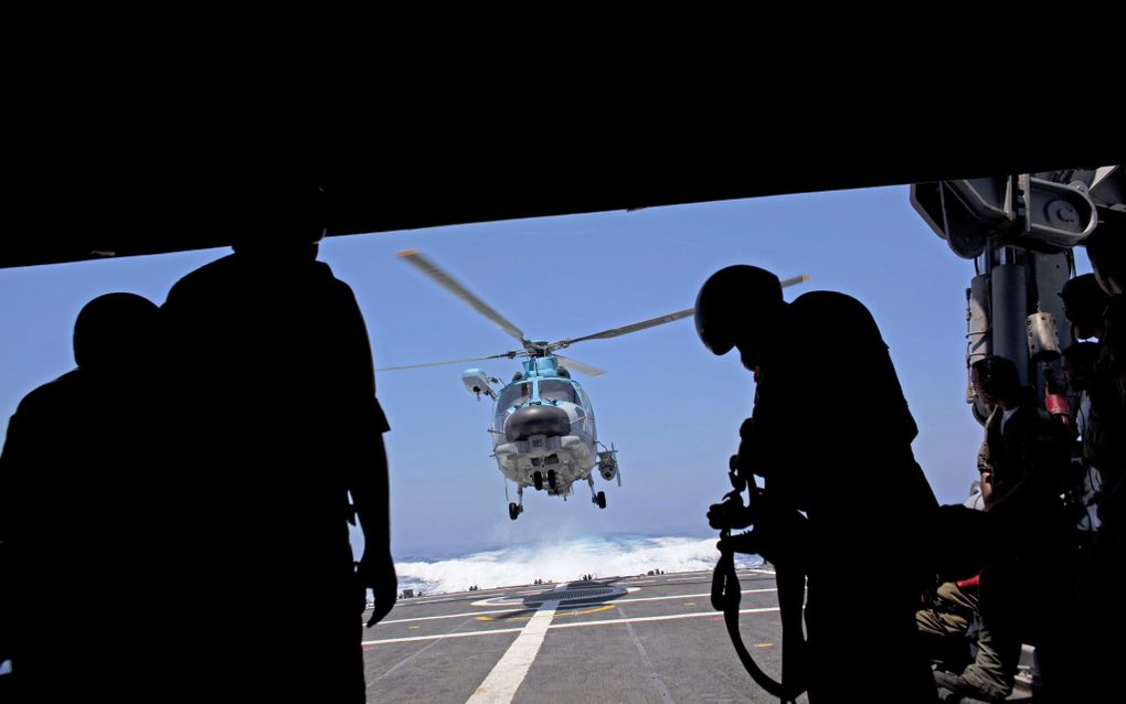 Een Israelische helicopter vervoert na de legeractie gewonden. Foto EPA