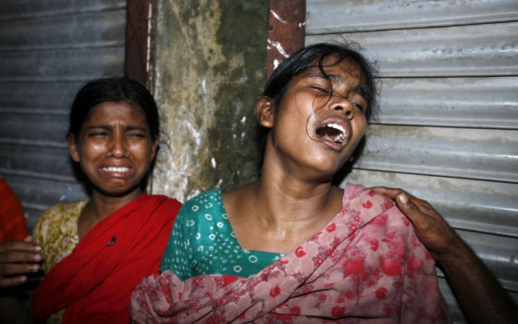 DHAKA - Zeker twintig mensen zijn in Dhaka, de hoofdstad van Bangladesh, om het leven gekomen toen een gebouw van vier verdiepingen instortte. Foto EPA