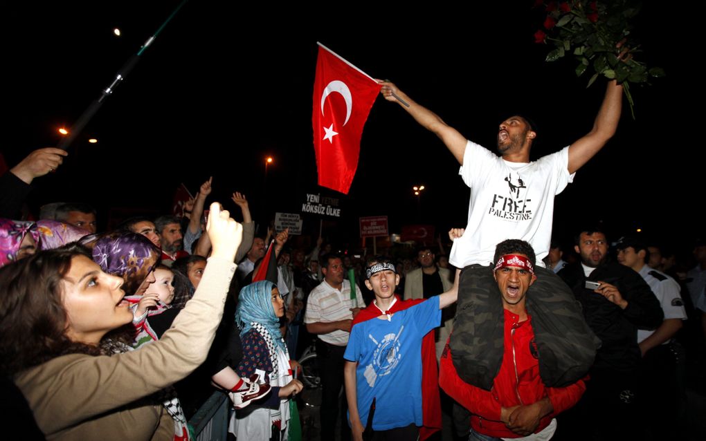 ANKARA - De Britse activist Mahi Mohammeed Amid (r.) wordt feestelijk onthaald op Ataturk Airport in de Turkse hoofdstad Ankara. Amid was een van de opvarenden van de schepen die afgelopen maandag door het Israëlische leger werden bestormd. Foto EPA