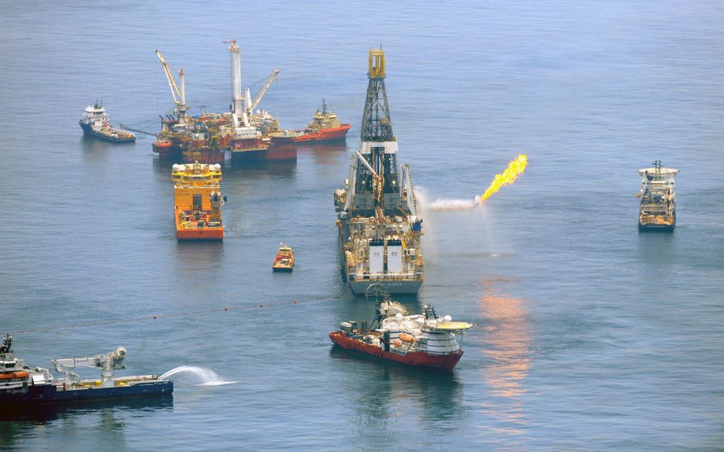 Schepen op de plek waar het boorplatform van BP zonk. Foto EPA