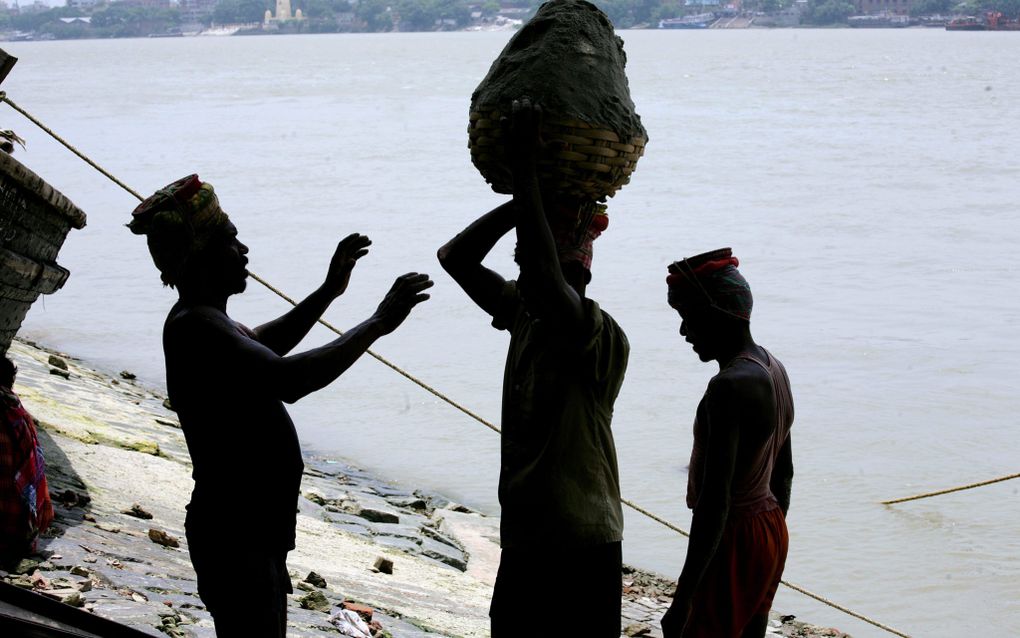 Indiërs bij de rivier Ganges. Foto EPA