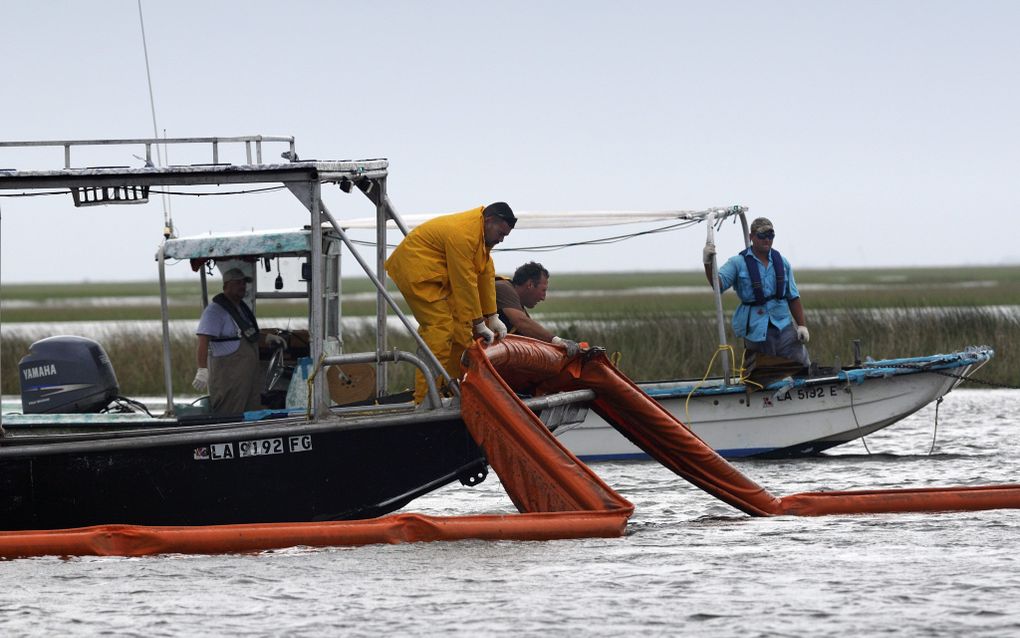 Vissers in de wateren van Cocodrie plaatsen versperringen bovenop de reeds bestaande voor de kust van de Amerikaanse staat Louisiana. Extra maatregelen worden genomen in verband met de komst van  de tropische storm Alex. Foto EPA