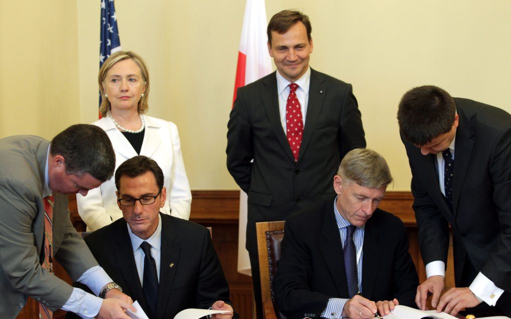 KRAKAU - Onder toeziend oog van de Amerikaanse minister van Buitenlandse Zaken, Hillary Clinton, hebben Polen en de Verenigde Staten zaterdag een akkoord getekend over het opzetten van een gezamenlijk afweersysteem tegen raketten. Foto EPA