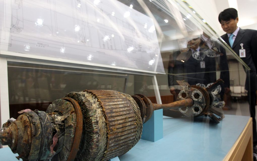 Militaire deskundigen bekijken de torpedopropellor, waarvan wordt aangenomen dat die afkomstig is van het tot zinken gebrachte Zuid-Koreaanse oorlogsschip de Cheonan. Foto EPA