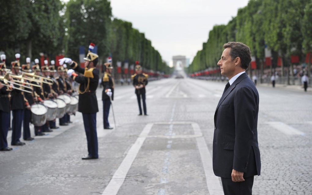 De Franse president Sarkozy tijdens de Franse nationale feestdag op 14 juli, waarbij de bestorming van de Bastille in 1789 wordt herdacht. Sarkozy ligt onder vuur vanwege de zaak-Bettencourt. De rijkste vrouw van Frankrijk (87) zou plannen hebben gesmeed 