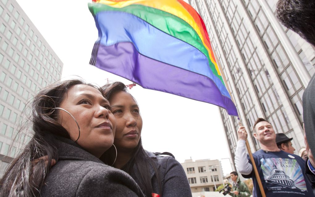 Belangstellenden wachten in San Francisco op de uitspraak van de rechter over het homohuwelijk. Foto EPA