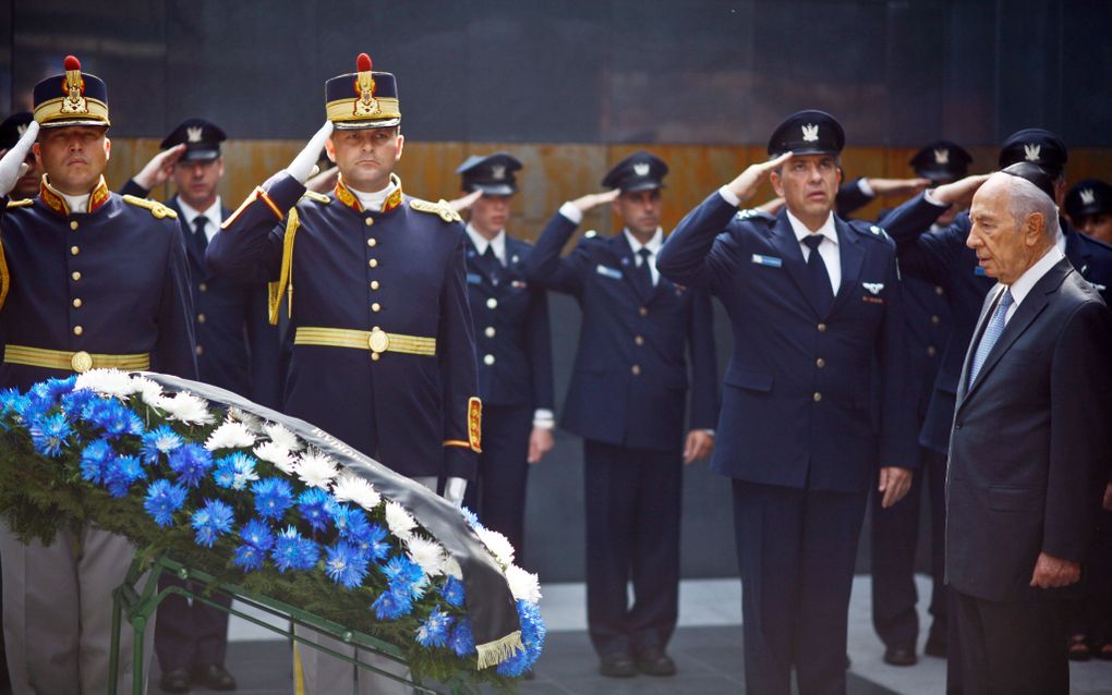 Peres tijdens een kranslegging bij het Holocaustmonument in Boekarest, Roemenië. Foto EPA