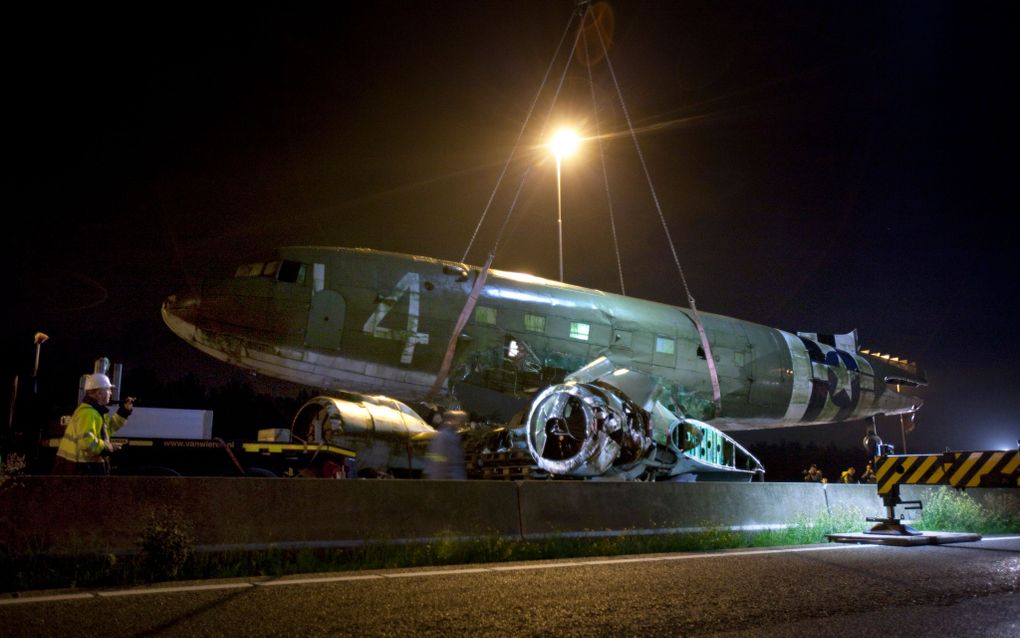 KAAG – De Dakota C47 van museum Bevrijdende Vleugels in Best kwam vorige maand op de A44 klem te zitten tussen de randen van een viaduct. Het vliegtuig was op weg naar Vliegveld Valkenburg bij Leiden. Foto ANP