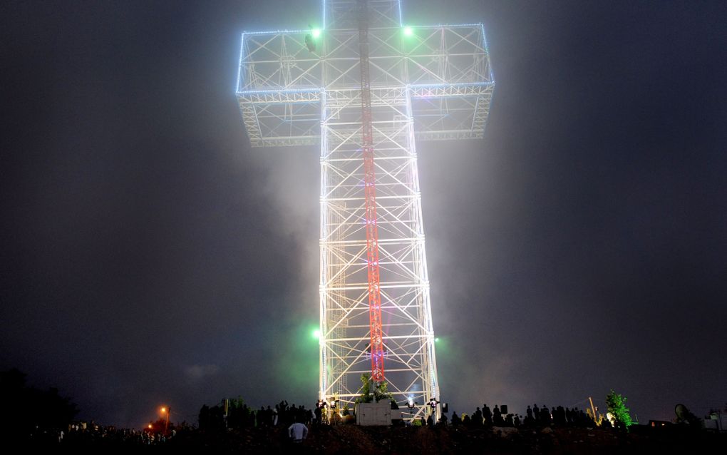 In het Libanongebergte is het hoogste kruis ter wereld gebouwd. Het bouwwerk in het dorpje Qanat Bekish moet een brug naar vrede en veiligheid symboliseren. Foto EPA