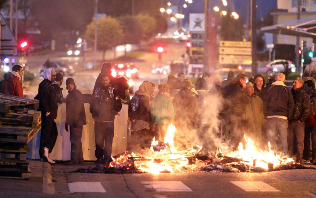 Stakers bij een wegblokkade. Foto EPA