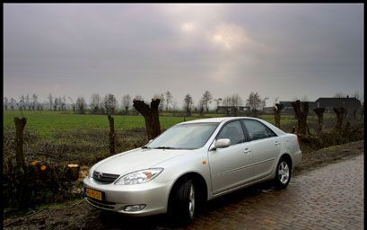 De nieuwe Toyota Camry laat zich niet direct kennen. Gaandeweg ontpopt de auto zich als een comfortabele en betrouwbare reisgenoot. - Foto’s RD, Henk Visscher