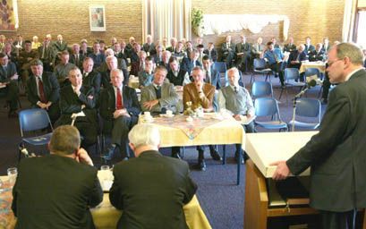 HARDINXVELD-GIESSENDAM - Een voorlichtingsbijeenkomst voor kerkenraden over het unievoorstel van de Gereformeerde Bond (GB) en de Confessionele Vereniging (CV) in Hardinxveld-Giessendam, afgelopen zaterdag. Komende week zijn er nog drie van zulke vergader