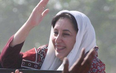 ISLAMABAD – Onder strenge veiligheidsmaatregelen heeft de Pakistaanse oppositieleidster Benazir Bhutto zaterdag haar geboortedorp in het zuiden van het land bezocht. Het was haar eerste optreden in het openbaar buiten de stad Karachi. Ze was daar vorige w