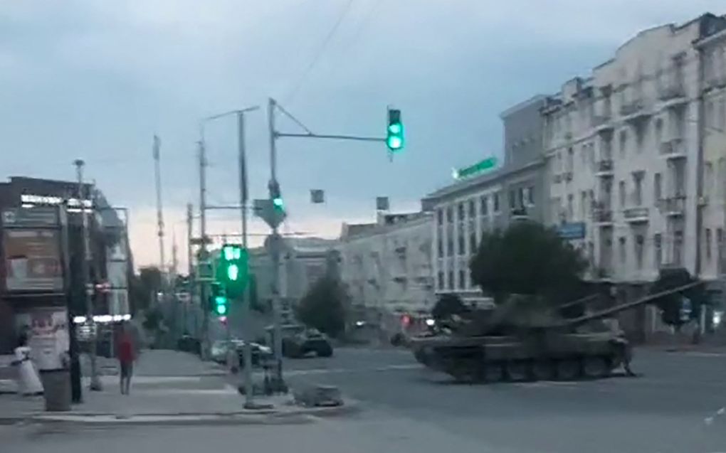 Niet-geïdentificeerde gepantserde voertuigen in een straat in Rostov. beeld Hand-out / @na_laite_23 / UGC / AFP