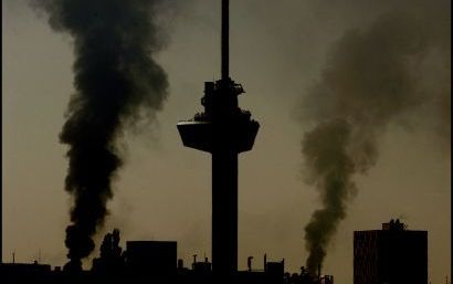 ROTTERDAM â€“ De Euromast werd donderdagavond geflankeerd door twee grote rookpluimen. Als gevolg van een stroomstoring moest Shell de gehele raffi naderij stilleggen, waardoor er de komende dagen extra moet worden afgefakkeld. Foto ANP