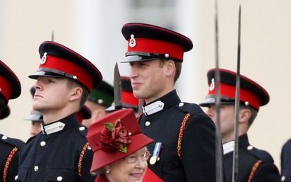 Koningin Elizabeth zou haar kleinzoon, prins William (r.), gevraagd hebben haar plaats in te nemen tijdens een reis naar Australië en Nieuw-Zeeland in januari. De koningin vraagt steeds vaker aan familieleden haar te vervangen. Foto EPA