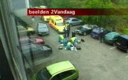HILVERSUM - Een televisie-opname van ambulancepersoneel dat zich buigt over het lichaam van Fortuyn, nadat deze is neergeschoten voor de ingang van een Hilversumse studio. - Foto ANP