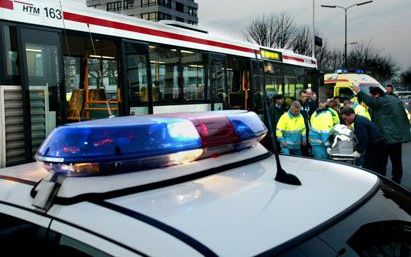 RIJSWIJK - Een zwaargewonde buschauffeur wordt donderdag op een brancard naar een ambulance gereden. Een nog onbekend persoon heeft rond 16. 30 uur in Rijswijk een buschauffeur en twee passanten neergestoken. Twee van de drie slachtoffers zijn ernstig gew