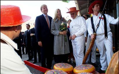 ALKMAAR â€“ Prins Willem-Alexander en Máxima brachten gisteren een kennismakingsbezoek aan Noord-Holland. Het verloofde paar nam ook een kijkje op de kaasmarkt in Alkmaar. - Foto ANP