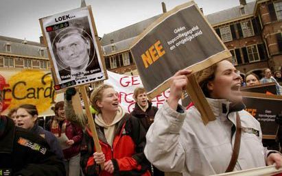 DEN HAAG - Slechts enkele honderden studenten kwamen dinsdag af op de demonstratie die het Landelijk ActiecomitÃ© op touw had gezet tegen de plannen van minister Hermans voor de stelselwijziging in het hoger onderwijs. - Foto ANP