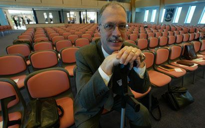 AALSMEER - Greg Mundis, directeur Europa van het Amerikaanse hoofdkwartier van de pinksterbeweging: „Wij keren ons tegen een leerstuk als de predestinatie.” - Foto Frank van den Berg